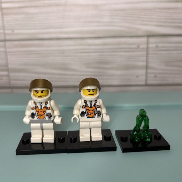 Lego Mars Mission Astronaut Minifigures with Helmets & Green Alien Legs - Picture 1 of 4